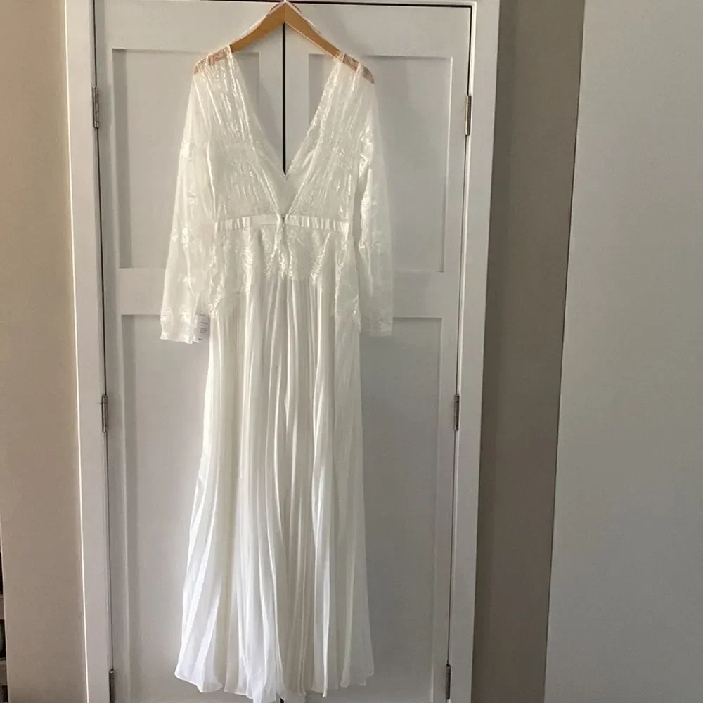 Lulus  Wedding Dress/Gown - Picture 3 of 8